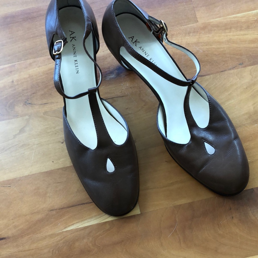 Anne Klein brown t-strap heels 9.5M